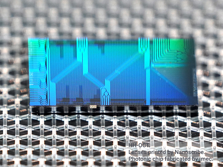 Microoptical coupling elements on a photonic chip edge