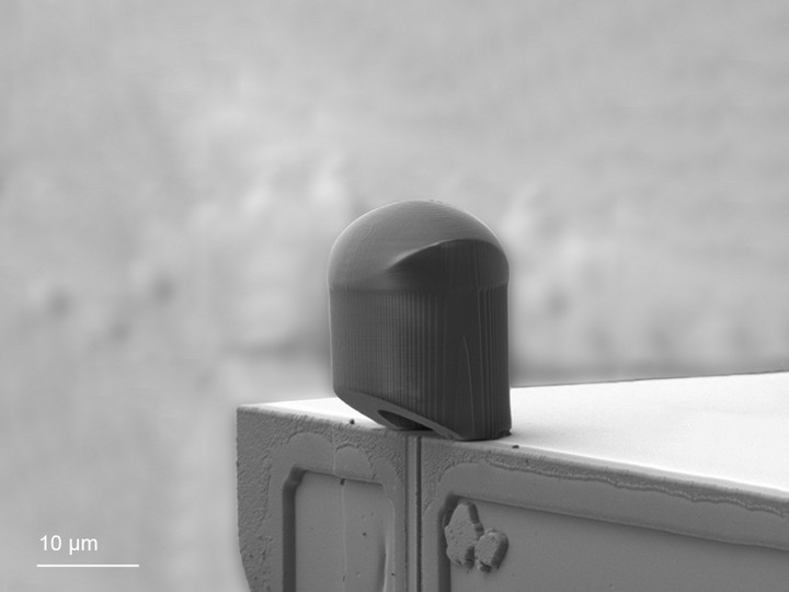 SEM image of a 3D printed microlens on the edge of a laser diode