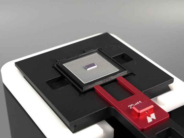 Chip-printing substrate holder for Quantum X align
