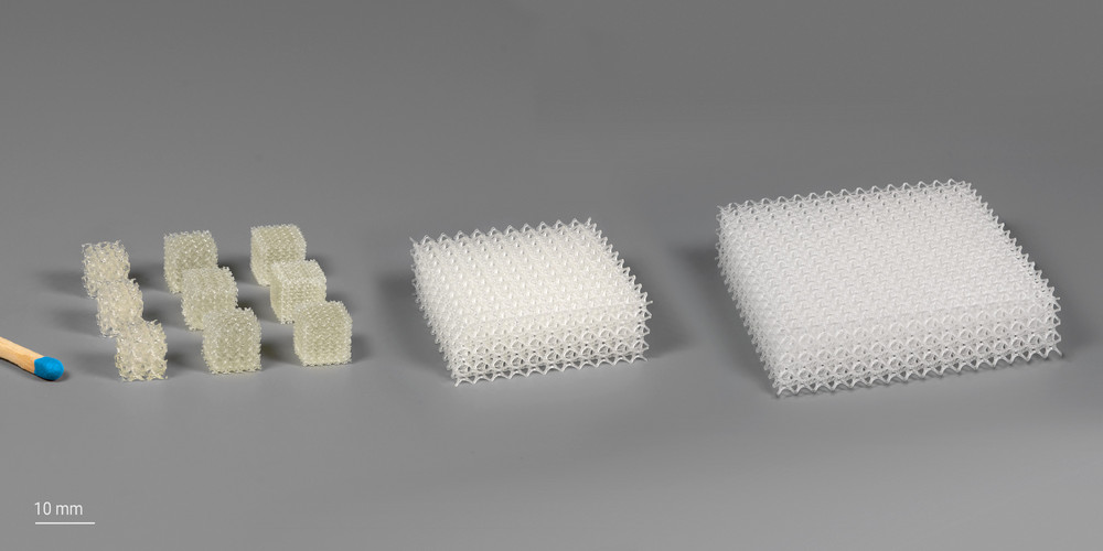 3D-printed array of millimeter to centimeter-sized cubes