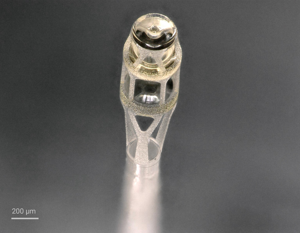 This microscope image showcases the microendoscope lens, perfectly aligned on the facet of an optical fiber and 3D printed by 2GL