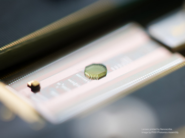 Microlens array printed on a photonic chip, aligned to a grating coupler