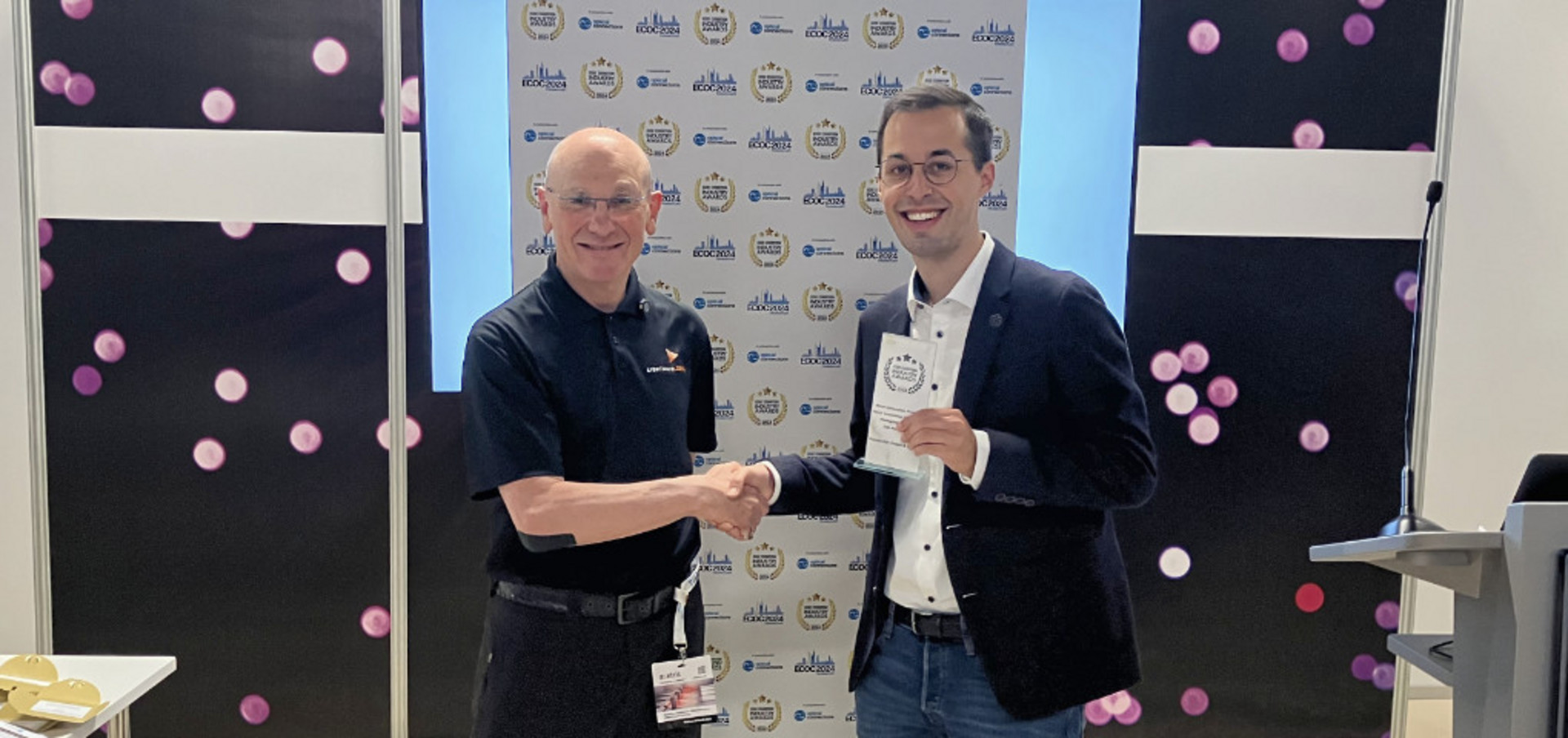 Jan Szabados, Product Manager at Nanoscribe, receives the ECOC Industry Award in the category "Most Innovative Product / Most Innovative Chip-Scale Packaging" for Quantum X align