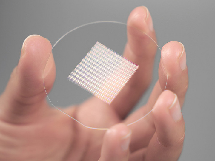 2英寸玻璃晶圆上的微针阵列，使用Quantum X bio打印系统制造。